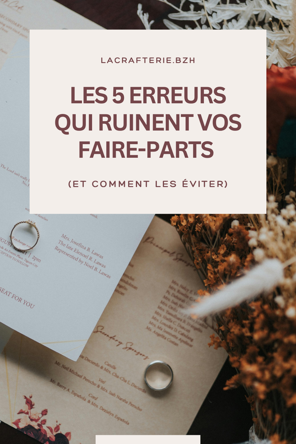Flatlay de papeterie maiage illustrant les 5 erreurs à éviter avant de commander ses faire-part de mariage personnalisés en ligne – conseils pour futurs mariés, papeterie de mariage, éviter erreurs faire-part, checklist commande mariage.